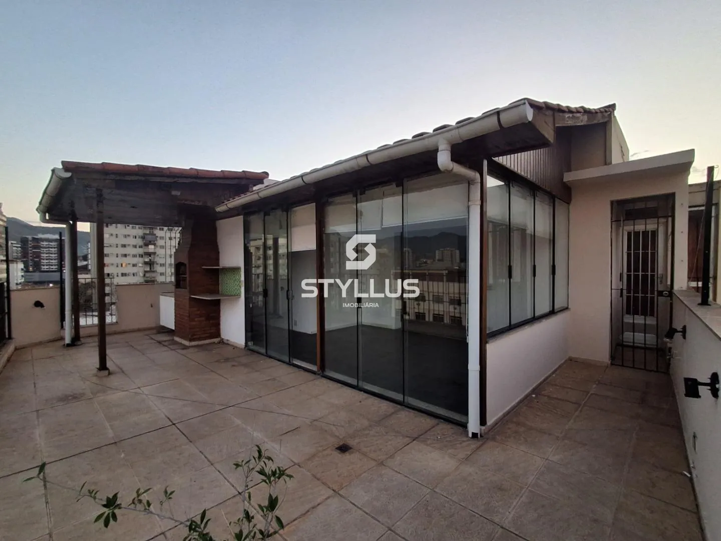Cobertura Linear Espaçosa com Terraço e Vista Panorâmica em Todos os Santos! - Ref: ME8567 | Dr. House